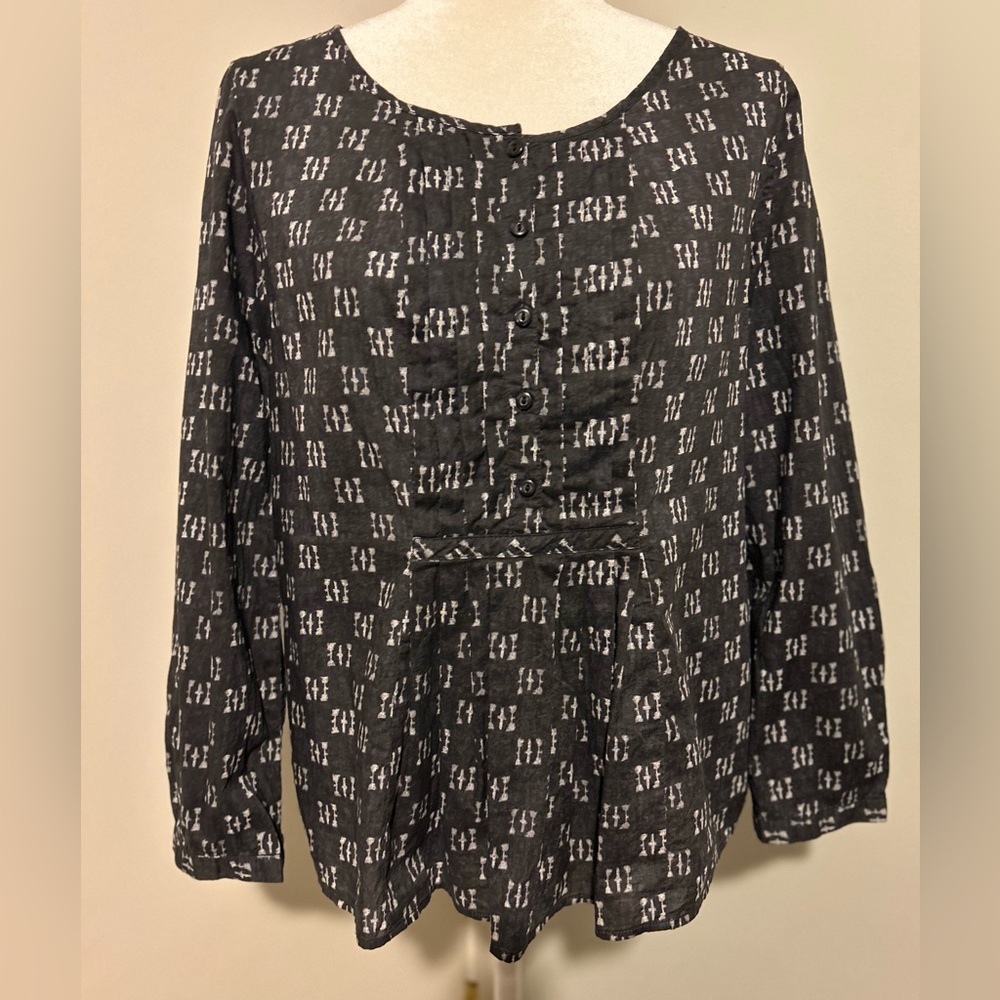 Gap Woman’s Top Blouse,Long Sleeve,Buttons up the front.Blue & White Color,Sz. M